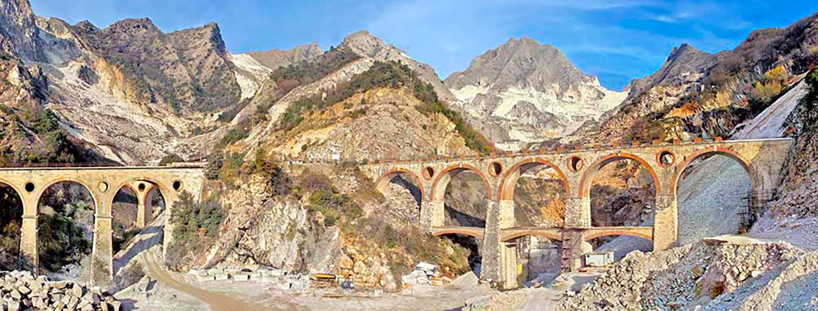 Ponte di Vara (noto anche come Ponte di Ferro o Ponti di Vara) situato nel cuore delle Alpi Apuane, a Miseglia, frazione di Carrara