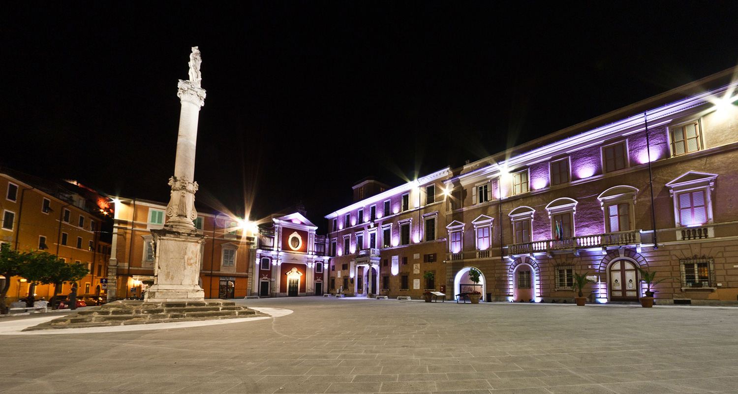 Veduta notturna di Piazza Aranci nel centro storico di Massa